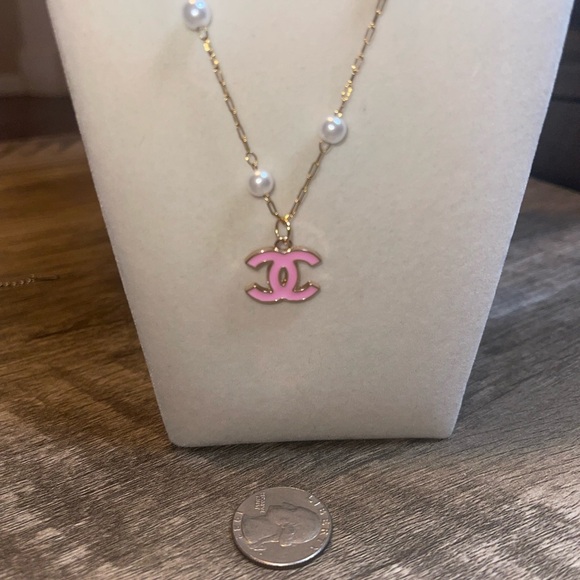 Elegant Pink and Gold Necklace with Pearls - Picture 2 of 3